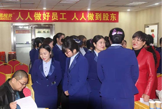 經(jīng)貿驕子現場(chǎng)與老師交流溝通 圖二