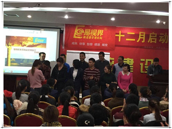 11月表現優(yōu)秀的優(yōu)秀小伙伴上臺領(lǐng)獎