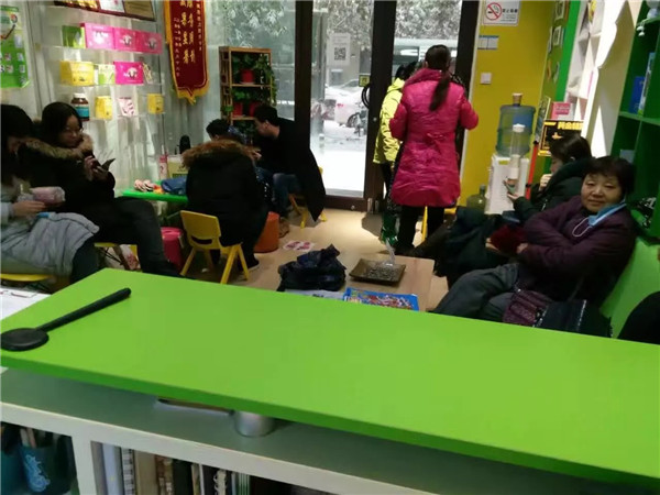 易視界店內前來(lái)矯正的家長(cháng)和孩子們