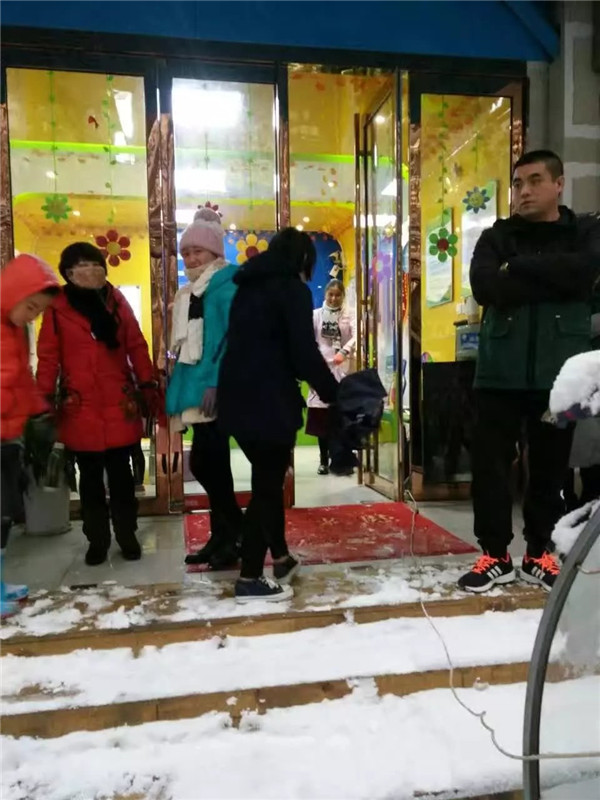 前往易視界店矯正的家長(cháng)和孩子們