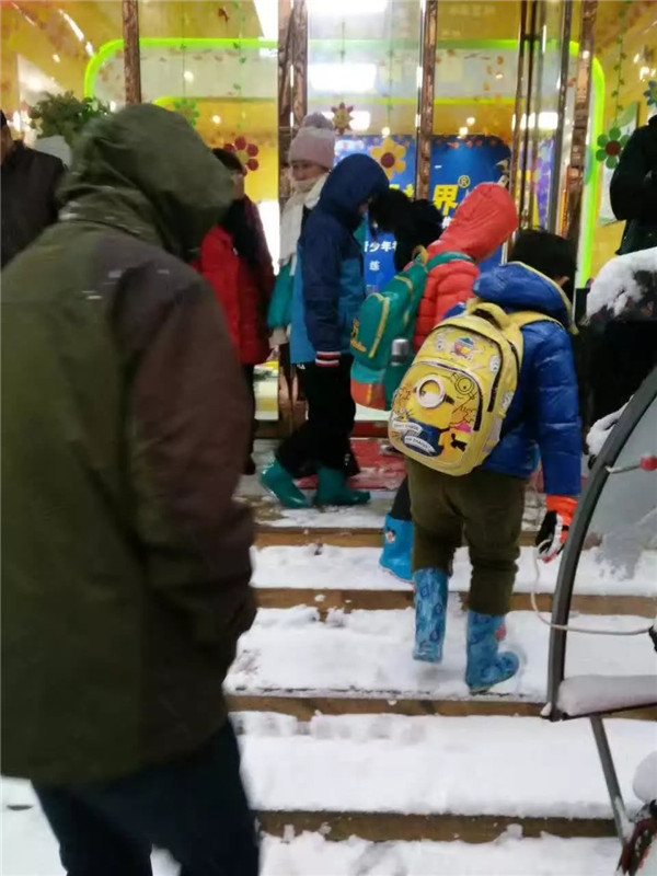 前往易視界店矯正的家長(cháng)和孩子們