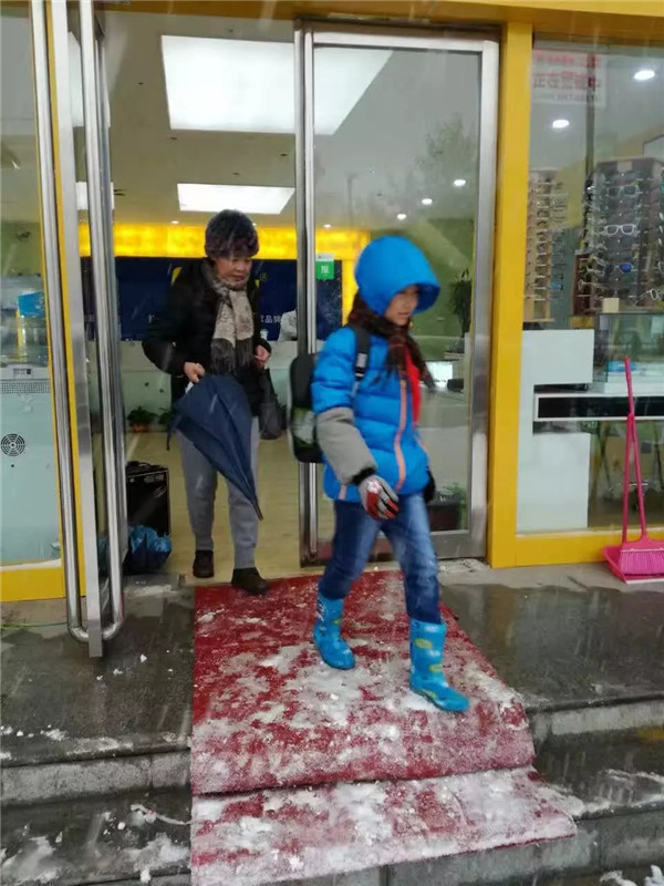 前往易視界店矯正的家長(cháng)和孩子們