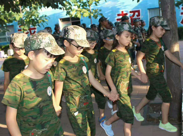 不讓任何伙伴掉隊，他們緊握對方的手前行