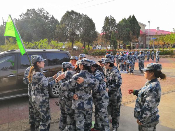 游戲環(huán)節中，大家齊心協(xié)作，群策群力