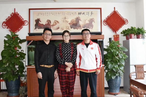 北京雙奧集團尤小龍總裁、中國著(zhù)名戲歌雙棲明星、66國選美國際皇后王光姣與易視界陶總合影