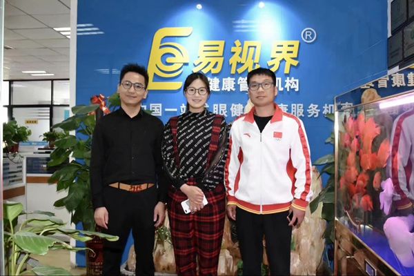 北京雙奧集團尤小龍總裁、中國著(zhù)名戲歌雙棲明星、66國選美國際皇后王光姣與易視界陶總合影