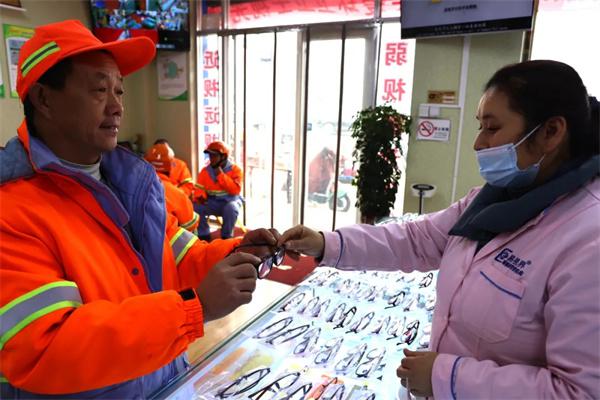 愛(ài)心聚焦！易視界300多副老花鏡暖了環(huán)衛工人的心！