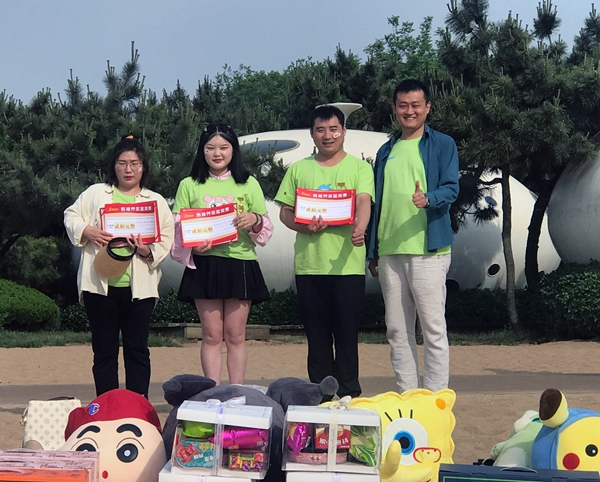 易視界5月表現優(yōu)秀的伙伴上臺領(lǐng)獎